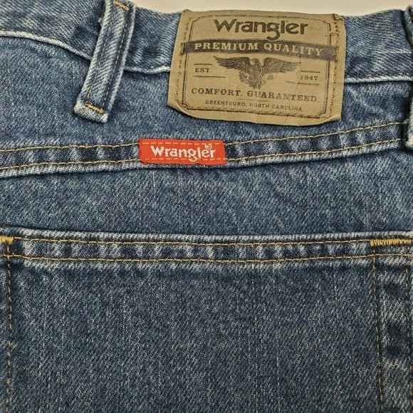Men's Wrangler Relaxed Fit Jeans 34 x 30 5 Pocket Med. Wash Excellent Condition - Picture 3 of 8